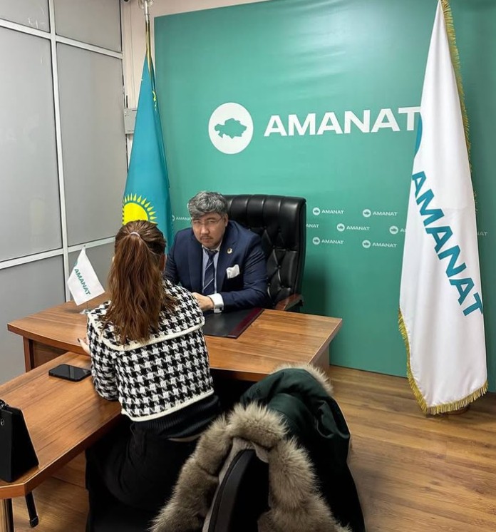 В рамках партийного проекта» Правовая помощь " юрист Саржанов Галымжан оказывал гражданам юридическую помощь и давал консультации.